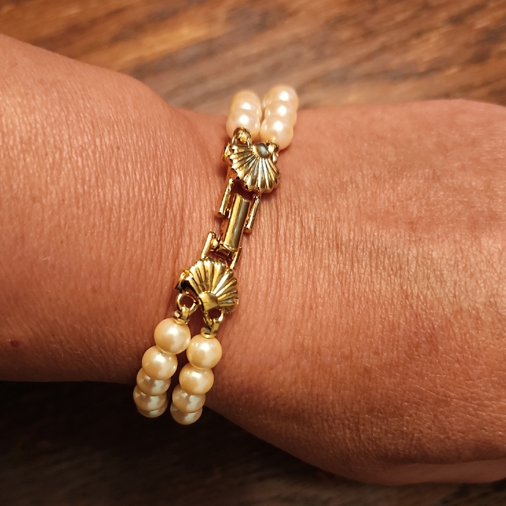 Elegant Gold and Cream Pearl Bracelet With Shell Clasp